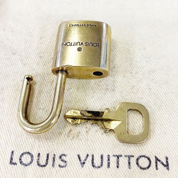 Authentic LOUIS VUITTON LV 10 SET PADLOCK CADENA KEY BAG CHARM GOLD PLATED - Picture 3 of 4